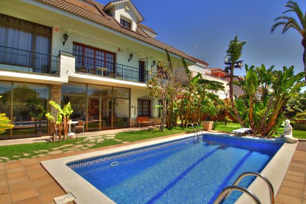 #9847 - Villa Bigamendi | Holiday Rentals | Hello Homes Sitges