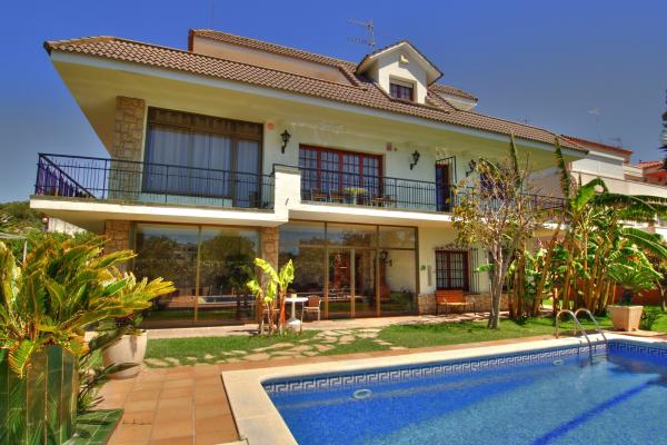 #9850 - Villa Bigamendi | Holiday Rentals | Hello Homes Sitges