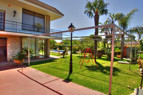 #9852 - Villa Bigamendi | Holiday Rentals | Hello Homes Sitges