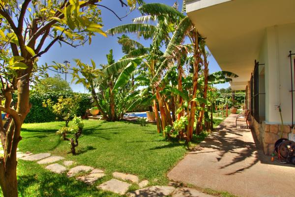 #9858 - Villa Bigamendi | Holiday Rentals | Hello Homes Sitges
