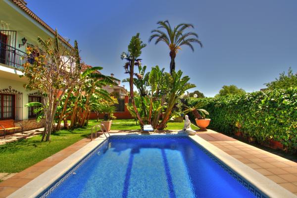 #9860 - Villa Bigamendi | Holiday Rentals | Hello Homes Sitges