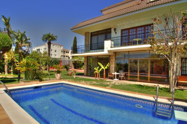 #9861 - Villa Bigamendi | Holiday Rentals | Hello Homes Sitges