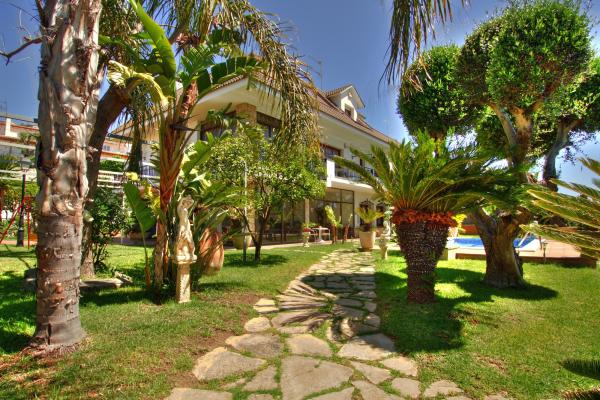 #9864 - Villa Bigamendi | Holiday Rentals | Hello Homes Sitges