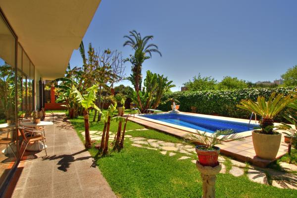 #9865 - Villa Bigamendi | Holiday Rentals | Hello Homes Sitges