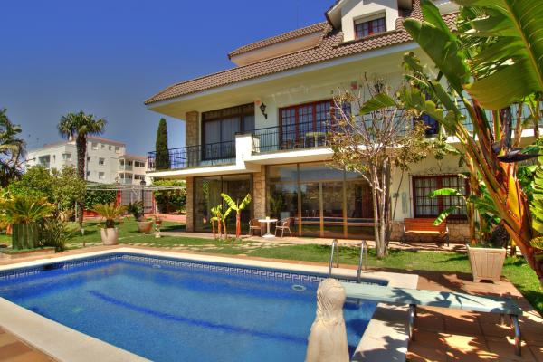 #9867 - Villa Bigamendi | Holiday Rentals | Hello Homes Sitges