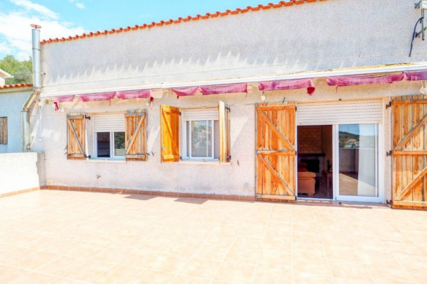 #Houses & Villas - 5 Rooms 3 Bathrooms 216 m2 | Cubelles, Cubelles unknown