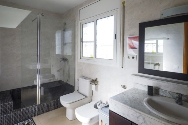 #Maisons & Villas - 5 Chambres 3 Salle de bain 304 m2 | Can Pere de la Plana, Sant Pere de Ribes bathroom