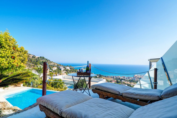 #Houses & Villas - 5 Rooms 4 Bathrooms 250 m2 | Levantina, Sitges 