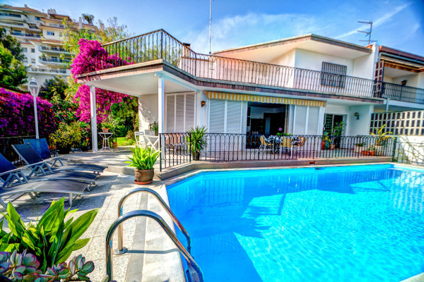 #Houses & Villas - 3 Rooms 3 Bathrooms 200 m2 | Santa Barbara, Sitges 