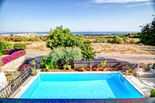 #Houses & Villas - 3 Rooms 3 Bathrooms 200 m2 | Santa Barbara, Sitges 