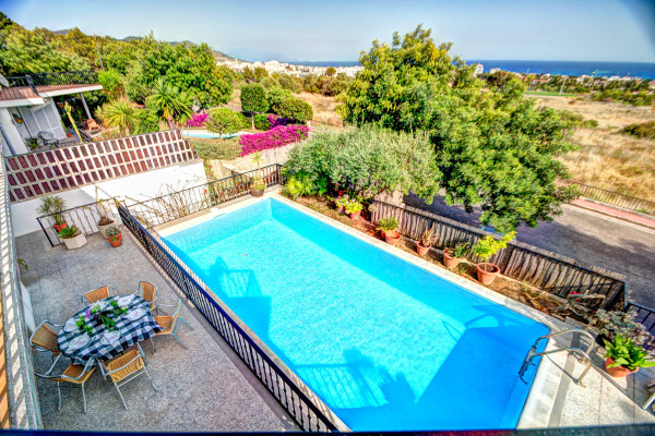 #Houses & Villas - 3 Rooms 3 Bathrooms 200 m2 | Santa Barbara, Sitges 