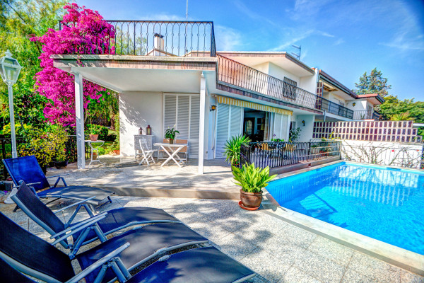 #Houses & Villas - 3 Rooms 3 Bathrooms 200 m2 | Santa Barbara, Sitges 