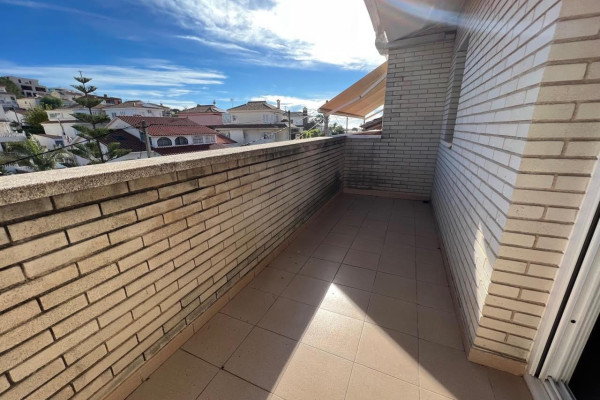 #Houses & Villas - 5 Rooms 2 Bathrooms 215 m2 | Centre, Sant Pere de Ribes 