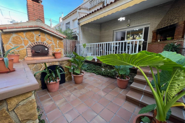 #Houses & Villas - 5 Rooms 2 Bathrooms 215 m2 | Centre, Sant Pere de Ribes 